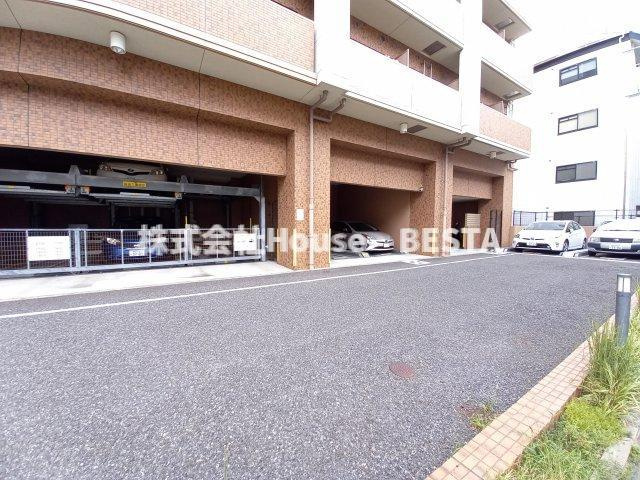 プレサンス神戸裁判所前デリシアの駐車場