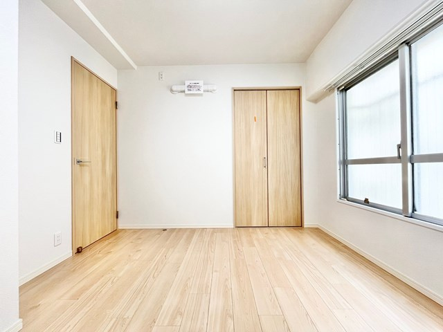 【寝室】 | 日商岩井第５緑地公園マンション | 現在ご返済中のカーローン・カードローン・教育ローンなどを住宅ローンに一本化したり、家具家電購入費用・引越し費用を住宅ローンと組み合わせるなど、お客さまにメリットの多い住宅ローンのご提案が可能です。