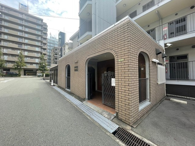 【エントランス】 | 日商岩井第５緑地公園マンション | サイトに掲載されていない箇所の写真、撮影してお届けさせて頂きます！気になる物件で、見たい部分の画像が無い場合は、弊社スタッフまでご連絡下さいませ。お客様の気になる箇所を、カメラにて撮影して参ります！