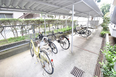 【駐輪場】 | 日商岩井第５緑地公園マンション | サイトに掲載されていない箇所の写真、撮影してお届けさせて頂きます！気になる物件で、見たい部分の画像が無い場合は、弊社スタッフまでご連絡下さいませ。お客様の気になる箇所を、カメラにて撮影して参ります！