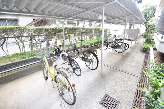 【駐輪場】 | 日商岩井第５緑地公園マンション | サイトに掲載されていない箇所の写真、撮影してお届けさせて頂きます！気になる物件で、見たい部分の画像が無い場合は、弊社スタッフまでご連絡下さいませ。お客様の気になる箇所を、カメラにて撮影して参ります！