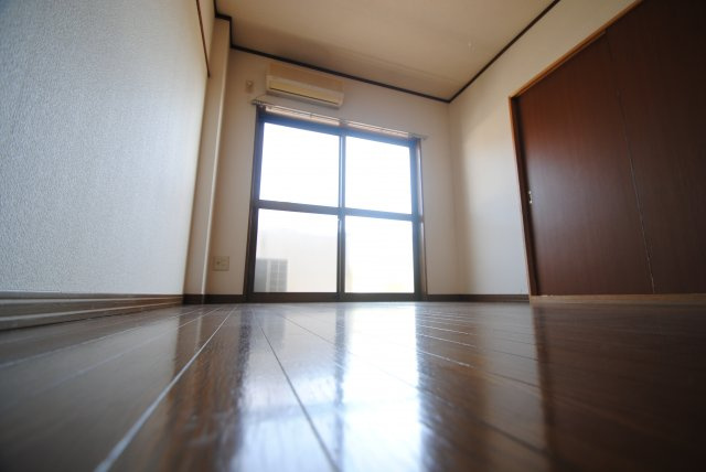 サンフィールドの洋室