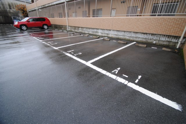 ルネス荒木一番館の駐車場