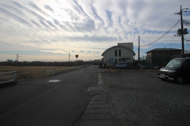 小山市犬塚５丁目の外観|2020年12月撮影　北側から東側道路を南方向へ