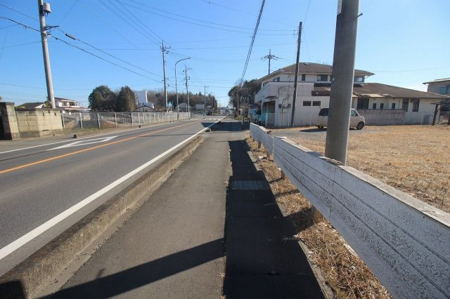 小山市荒井　区画1の前面道路含む現地写真|北東側道路（2022年1月撮影）