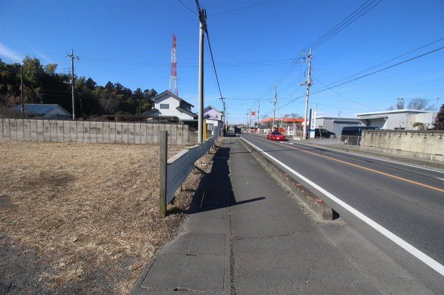 小山市荒井　区画1の前面道路含む現地写真|北東側道路（2022年1月撮影）