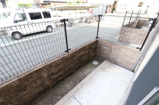 熊本市南区島町２丁目のアパートのバルコニー