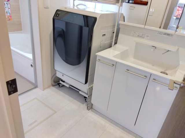 売中古戸建　三島市谷田のその他|独立洗面台があるので収納スペースも多くあります。身支度に便利な三面鏡です。