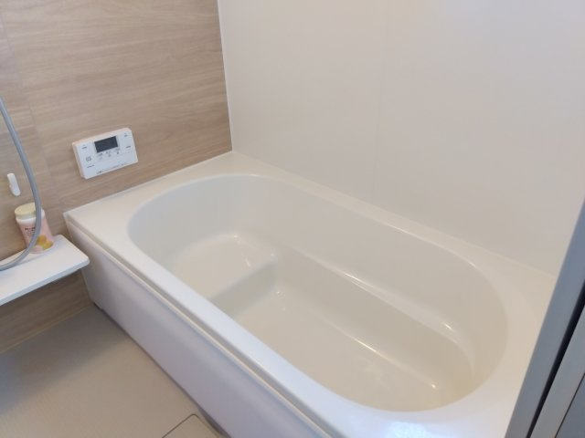 【浴室】 | 売中古戸建　三島市谷田 | 木目調のタイルがアクセントになっています。備え付けの台があるのでシャンプーを置いたり出来て便利です。