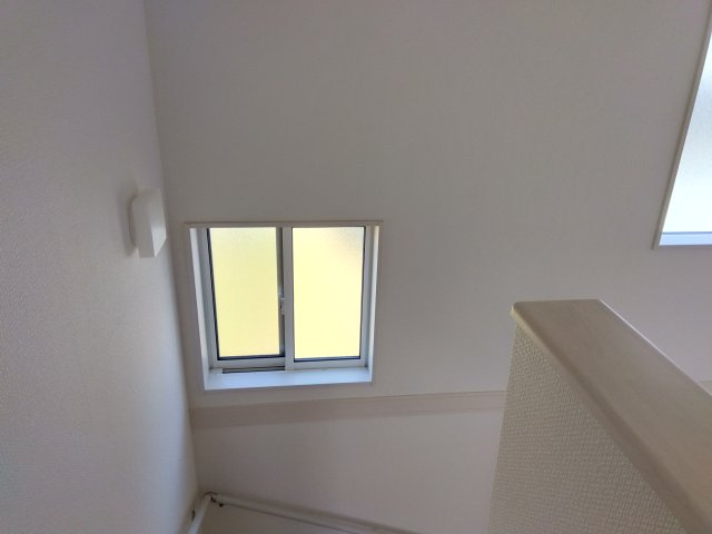 売中古戸建　三島市谷田の内装|階段部分が吹き抜けになっています。上部に窓があるので明るくなっています。