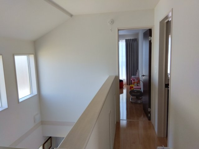 売中古戸建　三島市谷田の内装|階段部分が吹き抜けになっています。とても解放感のある間取りになっています。