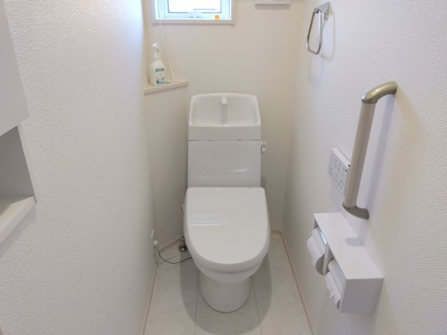 【トイレ】 | 売中古戸建　三島市谷田 | トイレには窓があり明るい室内です。小さめの棚があるのでトイレットペーパーの予備や芳香剤が置けます。