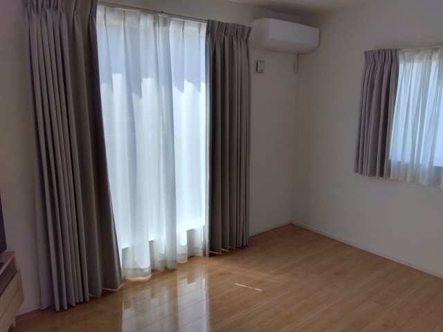 売中古戸建　三島市谷田の洋室|二面採光なので日差しがたっぷり入ります。また風通しが良く解放感もあります。