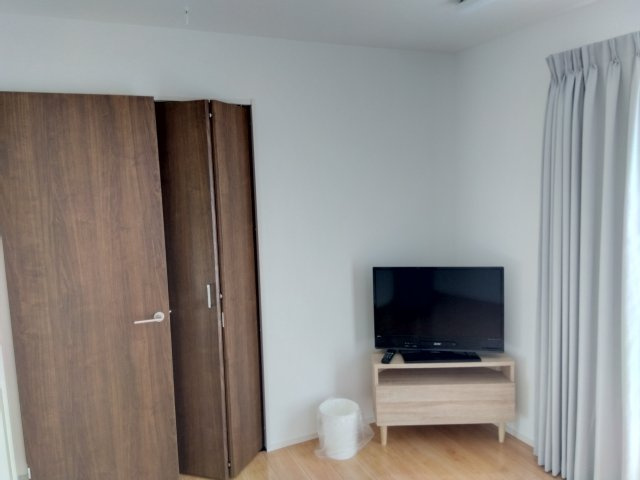 売中古戸建　三島市谷田の洋室|大きい窓から入るたっぷりの日差しが嬉しいですね。収納スペースもたくさんあるので買い置きもたっぷり出来ます。
