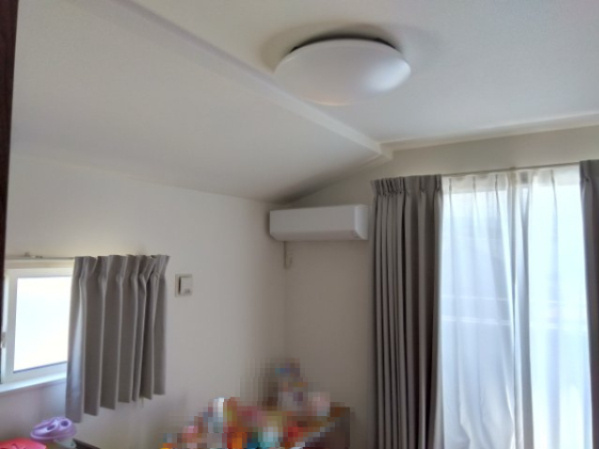 【洋室】 | 売中古戸建　三島市谷田 | 大きい窓があるので明るい空間でのびのびと生活できます。寝室や子供部屋におすすめの洋室になっています。