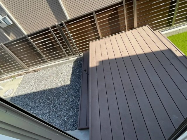 【バルコニー】 | 売中古戸建　三島市谷田 | ウッドデッキがあります。家族・友人とバーベキューが楽しめます。陽当り良好なのでお洗濯がよく乾きそうですね。
