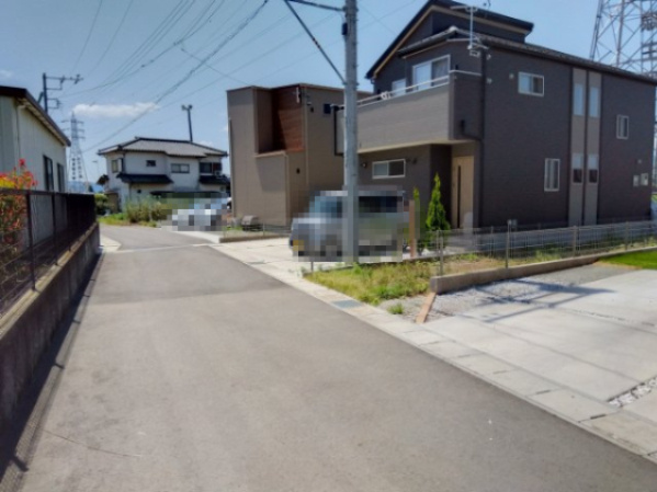 【前面道路含む現地写真】 | 売中古戸建　三島市谷田 | 幼稚園・小学校が近くにあります。ドラッグストア・コンビニまで車で3分です。国道1号線まで車で5分です。生活利便性が高くなっています。