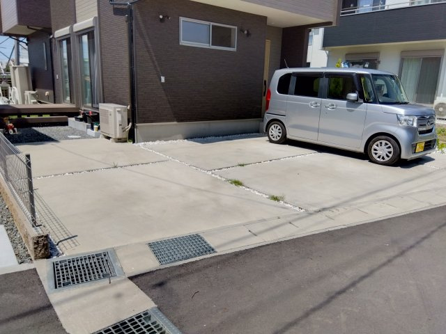 【駐車場】 | 売中古戸建　三島市谷田 | 3台駐車可能です。前面道路は広々としているので駐車もしやすいです。