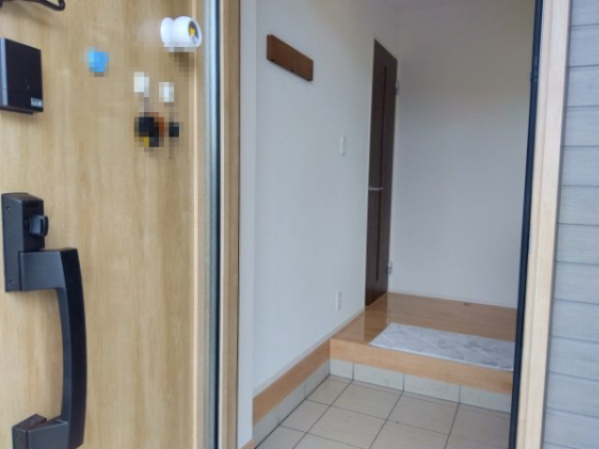 売中古戸建　三島市谷田の玄関|明るく広々とした玄関です。備え付けのシューズボックスがあるので収納がたっぷりあります。