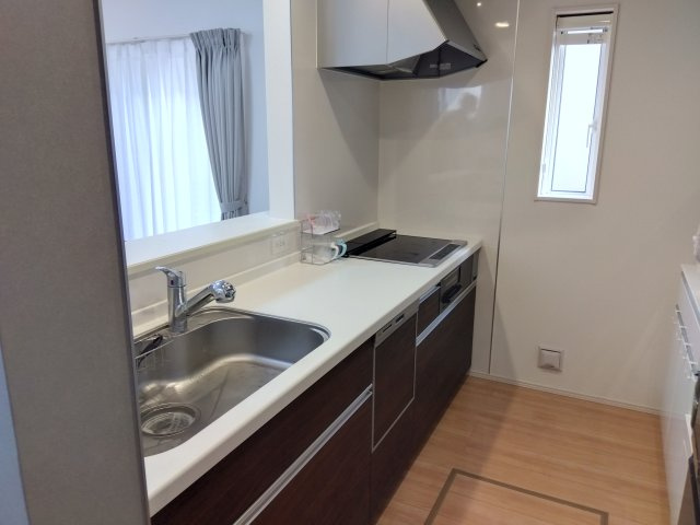 【キッチン】 | 売中古戸建　三島市谷田 | 調理スペースが広々としているので楽しくお料理出来ますね。床下収納があります。