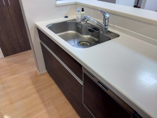 【キッチン】 | 売中古戸建　三島市谷田 | キッチン横に窓があり明るく開放的です。ＩＨクッキンヒーターで火を使わないので安全です。