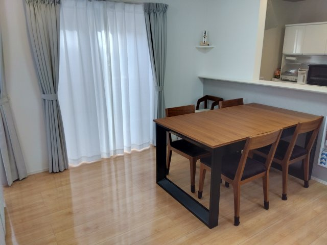 【居間・リビング】 | 売中古戸建　三島市谷田 | カウンターキッチンなので会話をしながら楽しくお料理出来そうですね。