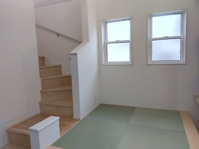 【和室】 | 売中古戸建　三島市谷田 | 家族が自然に集まるような広さのリビングです。窓も多く明るいので家族団欒の楽しい時間が過ごせそうですね。