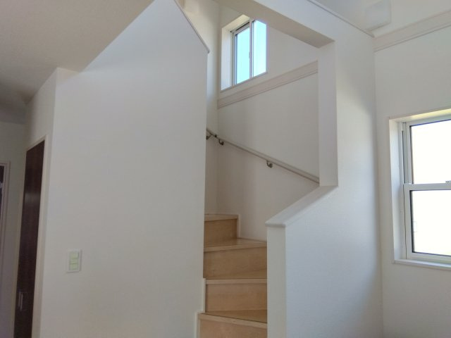 売中古戸建　三島市谷田の内装|階段部分が吹き抜けになっています。安全に配慮したかね折れ階段です。階段には手摺があり安心です。