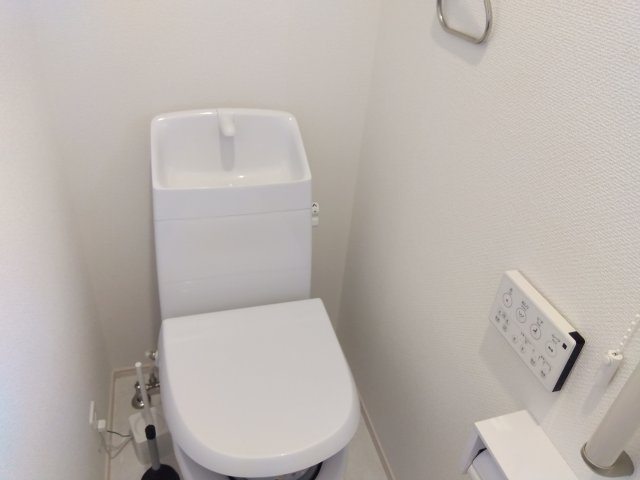 【トイレ】 | 売中古戸建　三島市谷田 | トイレが各階にあります。忙しい朝や、ファミリー世帯は助かりますね。