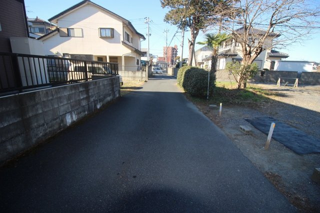 小山市小山の前面道路含む現地写真|南側道路（2023年1月撮影）