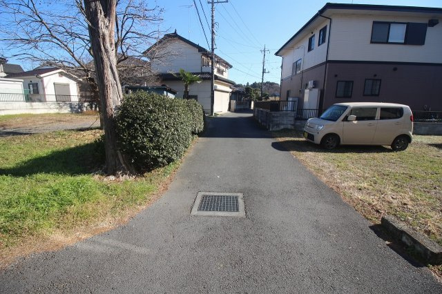 小山市小山の前面道路含む現地写真|南側道路（2023年1月撮影）