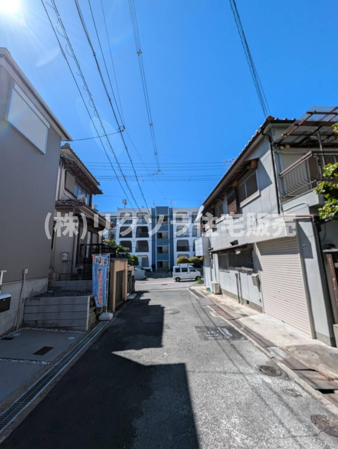 成田町　新築一戸建ての前面道路含む現地写真|■物件内覧・資金計画相談・住宅ローン相談、リフォーム相談、お問合せ受付中■
※当日・翌日のご内覧、ご相談はお電話でのお問合せがスムーズです！