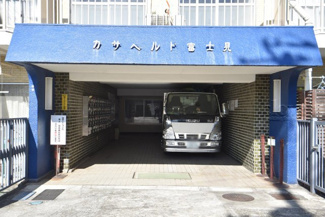 【エントランス】 | マンションの正面エントランス。出入りする人間を癒してくれるマンション入り口であり、その建物の「顔」でもあります。～即日のご見学可能～　お問合せはお気軽にどうぞ。