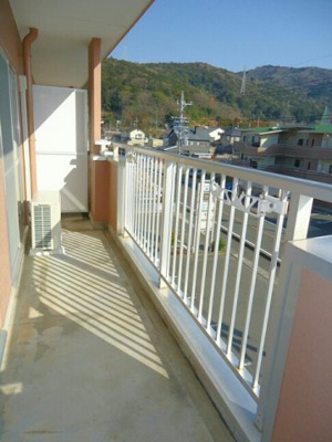【バルコニー】 | ロジュマン緑ケ丘 | お洗濯にも便利なバルコニー付き