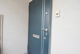 【その他共用部分】 | 皆様をお迎えする、お部屋の玄関ドア。開けやすさや開放角度、ドアノブの操作しやすさや鍵の形状などを、現地で一度ご確認ください。～即日のご見学可能～　お問合せはお気軽にどうぞ。
