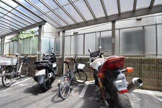 【駐車場】 | バイク置き場。空き区画の有無や駐輪料金、サイズおよび排気量規定などについては、改めてお問い合わせください。～即日のご見学可能～　お問合せはお気軽にどうぞ。
