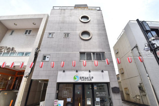 【外観】 | 手入れの行き届いた外壁やエントランスなど、「見ればわかる」レベルで清潔感を保ったマンションです。築年数を感じさせない姿で皆様をお出迎えします。～即日のご見学可能～　お問合せはお気軽にどうぞ。
