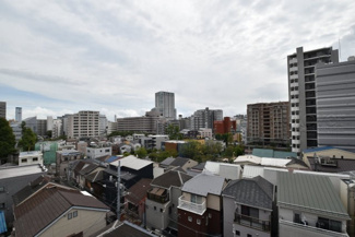 【展望】 | 眼前に広がる空の雄大さと、このお部屋の自慢の一つである「眺望」をご覧ください。毎日、この景色を独り占めできる新生活に夢が広がります。～即日のご見学可能～　お問合せはお気軽にどうぞ。
