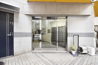 【エントランス】 | お客様を、そして住人を出迎えてくれるマンションのエントランス。ゴミが落ちていないことからも、管理状態の良さや住民の節度の高さが見て取れます。～即日のご見学可能～　お問合せはお気軽にどうぞ。
