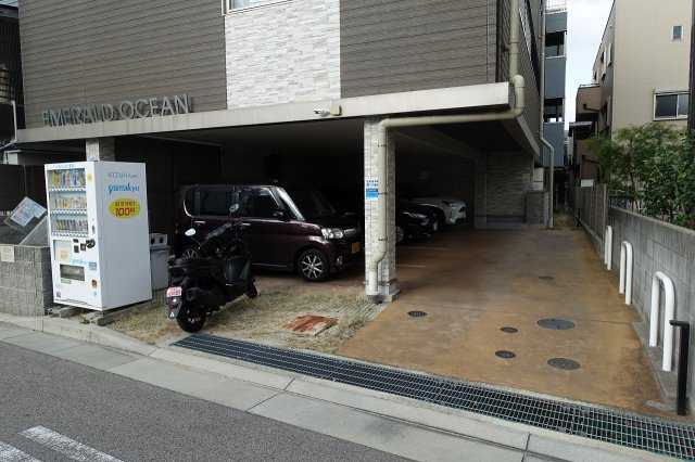 エメラルドオーシャン西宮の駐車場