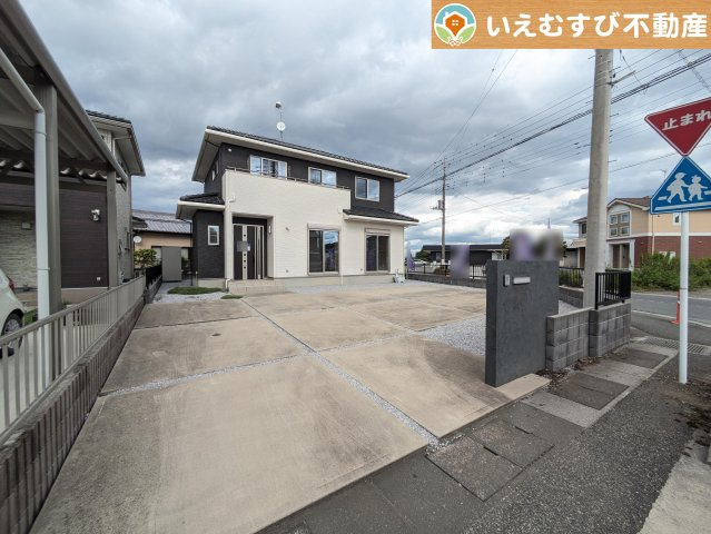 邑楽郡千代田町　中古戸建の駐車場|3台駐車可能なゆとりのカースペース
複数台車をお持ちでも、お友達が遊びに来てもゆとりの駐車スペース！
