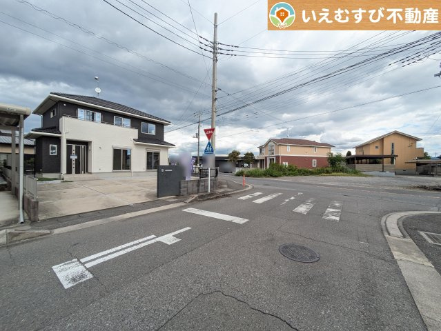 邑楽郡千代田町　中古戸建の前面道路含む現地写真|南東角地で開放的
ゆとりの広さの前面道路でお車の出し入れ楽々♪南東角地で日当り良好！