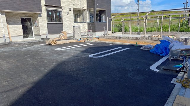 エアリーレジデンス・芝生の駐車場