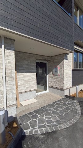 エアリーレジデンス・芝生のエントランス