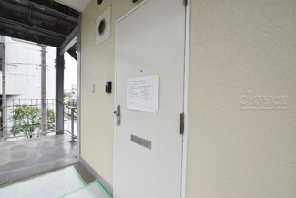 【その他共用部分】 | 皆様をお迎えする、お部屋の玄関ドア。開けやすさや開放角度、ドアノブの操作しやすさや鍵の形状などを、現地で一度ご確認ください。～即日のご見学可能～　お問合せはお気軽にどうぞ。
