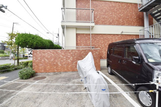 【駐車場】 | バイク置き場。空き区画の有無や駐輪料金、サイズおよび排気量規定などについては、改めてお問い合わせください。～即日のご見学可能～　お問合せはお気軽にどうぞ。

