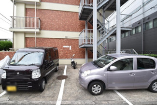 【駐車場】 | マンションの駐車場スペース。空きの有無や駐車料金、サイズ規定などについては、改めてお問い合わせください。～即日のご見学可能～　お問合せはお気軽にどうぞ。
