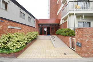 【エントランス】 | お客様を、そして住人を出迎えてくれるマンションのエントランス。ゴミが落ちていないことからも、管理状態の良さや住民の節度の高さが見て取れます。～即日のご見学可能～　お問合せはお気軽にどうぞ。
