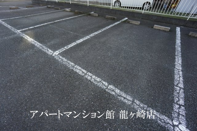 クレスト藤ヶ丘Bの駐車場