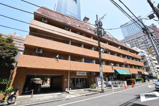 【外観】 | 手入れの行き届いた外壁やエントランスなど、「見ればわかる」レベルで清潔感を保ったマンションです。築年数を感じさせない姿で皆様をお出迎えします。～即日のご見学可能～　お問合せはお気軽にどうぞ。
